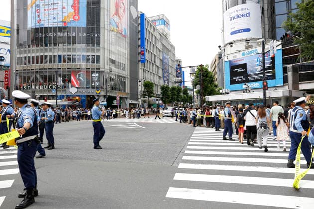 June 21, 2026, Tokyo, Japan: Police officers control the famous Shibuya Scramble Crossing as Japanese soccer fans gather to celebrate Japan s victory over Tunisia in Tokyo. The Tokyo Metropolitan Police protected the world-famous pedestrian crossing after Japan defeated Tunisia (4Ã¢â‚¬0) in a FIFA World Cup, WM, Weltmeisterschaft, Fussball 2026 Group F match. Japan Celebrates 4Ã¢â‚¬0 World Cup Victory At Shibuya Crossing  - ZUMAm191 20260621_aap_m191_020 Copyright: xRodrigoxReyesxMarinx
