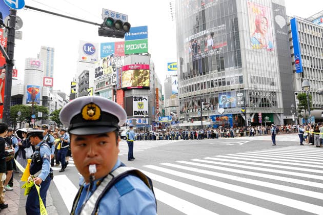 June 21, 2026, Tokyo, Japan: Police officers control the famous Shibuya Scramble Crossing as Japanese soccer fans gather to celebrate Japan s victory over Tunisia in Tokyo. The Tokyo Metropolitan Police protected the world-famous pedestrian crossing after Japan defeated Tunisia (4Ã¢â‚¬0) in a FIFA World Cup, WM, Weltmeisterschaft, Fussball 2026 Group F match. Japan Celebrates 4Ã¢â‚¬0 World Cup Victory At Shibuya Crossing  - ZUMAm191 20260621_aap_m191_026 Copyright: xRodrigoxReyesxMarinx