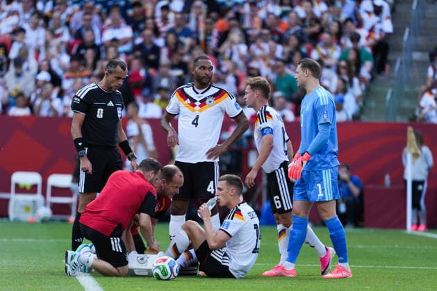 Ivory Coast vs Germany FIFA World Cup, WM, Weltmeisterschaft, Fussball Group G Match Nico Schlotterbeck 15 of Germany is attended by the team doctors during the 2026 FIFA World Cup Group E match between Germany and Ivory Coast at Toronto Stadium. on June 20, 2026 in Toronto, Canada. Toronto Ontario Canada Copyright: xLeonardoxRamirezx