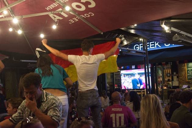 Public View Of WM Game Between German Vers Ivory Coast In Cologne A crowd watches the World Cup game between Germany and Ivory Coast in front of a sports bar in Cologne, Germany, on June 20, 2026. cologne Germany  Copyright: xYingxTangx originalFilename:tang-publicvi260620_npYOu.jpg