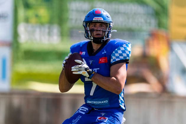 Trickspielzug mit Gabriel Quigley (Allgaeu Comets, WR, 7) GER, Pforzheim Wilddogs vs Allgaeu Comets, American Football, GFL, Saison 2026, Week 07, 20.06.2026, GER, Pforzheim Wilddogs vs Allgaeu Comets, American Football, GFL, Saison 2026, Week 07, 20.06.2026, Pforzheim *** Play featuring Gabriel Quigley, Allgäu Comets, WR, 7 GER, Pforzheim Wilddogs vs. Allgäu Comets, American football, GFL, 2026 season, Week 07, June 20, 2026, GER, Pforzheim Wilddogs vs. Allgäu Comets, American football, GFL, 2026 season, Week 07, June 20, 2026, Pforzheim,detected_source_language Copyright: xEibner-Pressefoto FlorianxWolfx EP_FWF