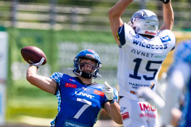 Trickspielzug mit Gabriel Quigley (Allgaeu Comets, WR, 7) mit Konstantin Katz (Pforzheim Wilddogs, DB, 15) GER, Pforzheim Wilddogs vs Allgaeu Comets, American Football, GFL, Saison 2026, Week 07, 20.06.2026, GER, Pforzheim Wilddogs vs Allgaeu Comets, American Football, GFL, Saison 2026, Week 07, 20.06.2026, Pforzheim *** Play involving Gabriel Quigley (Allgäu Comets, WR, 7) and Konstantin Katz (Pforzheim Wilddogs, DB, 15), GER, Pforzheim Wilddogs vs. Allgäu Comets, American football, GFL, 2026 season, Week 07, June 20, 2026, GER, Pforzheim Wilddogs vs. Allgäu Comets, American football, GFL, 2026 season, Week 07, June 20, 2026, Pforzheim,detected_source_language Copyright: xEibner-Pressefoto FlorianxWolfx EP_FWF