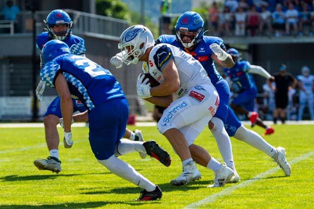 Leon Eisert (Allgaeu Comets, LB, 52) mit Theo Michl (Pforzheim Wilddogs, RB, 33) GER, Pforzheim Wilddogs vs Allgaeu Comets, American Football, GFL, Saison 2026, Week 07, 20.06.2026, GER, Pforzheim Wilddogs vs Allgaeu Comets, American Football, GFL, Saison 2026, Week 07, 20.06.2026, Pforzheim *** Leon Eisert, Allgäu Comets, LB, 52, with Theo Michl, Pforzheim Wilddogs, RB, 33, GER, Pforzheim Wilddogs vs. Allgäu Comets, American Football, GFL, 2026 Season, Week 07, June 20, 2026, GER, Pforzheim Wilddogs vs. Allgäu Comets, American Football, GFL, 2026 Season, Week 07, June 20, 2026, Pforzheim,detected_source_language Copyright: xEibner-Pressefoto FlorianxWolfx EP_FWF