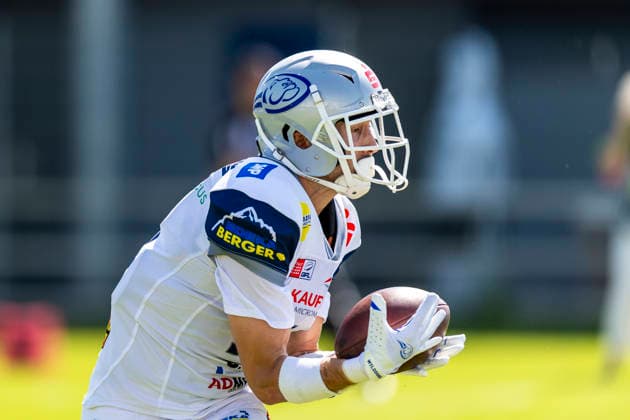 Catch von Luca Maximilian Faschian (Pforzheim Wilddogs, WR, 11) GER, Pforzheim Wilddogs vs Allgaeu Comets, American Football, GFL, Saison 2026, Week 07, 20.06.2026, GER, Pforzheim Wilddogs vs Allgaeu Comets, American Football, GFL, Saison 2026, Week 07, 20.06.2026, Pforzheim *** Catch by Luca Maximilian Faschian, Pforzheim Wilddogs, WR, 11 GER, Pforzheim Wilddogs vs. Allgäu Comets, American Football, GFL, 2026 Season, Week 07, June 20, 2026, GER, Pforzheim Wilddogs vs. Allgäu Comets, American football, GFL, 2026 season, Week 07, June 20, 2026, Pforzheim,detected_source_language Copyright: xEibner-Pressefoto FlorianxWolfx EP_FWF