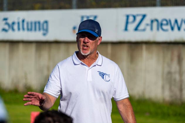 Emotional angefasster Headcoach Mark Priegnitz (Allgaeu Comets, Headcoach) im Huddle nach dem Spiel GER, Pforzheim Wilddogs vs Allgaeu Comets, American Football, GFL, Saison 2026, Week 07, 20.06.2026, GER, Pforzheim Wilddogs vs Allgaeu Comets, American Football, GFL, Saison 2026, Week 07, 20.06.2026, Pforzheim *** An emotional Allgäu Comets head coach Mark Priegnitz in the huddle after the game GER, Pforzheim Wilddogs vs. Allgäu Comets, American football, GFL, 2026 season, Week 07, June 20, 2026, GER, Pforzheim Wilddogs vs. Allgäu Comets, American football, GFL, 2026 season, Week 07, June 20, 2026, Pforzheim,detected_source_language Copyright: xEibner-Pressefoto FlorianxWolfx EP_FWF