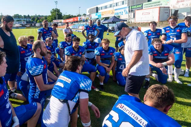 Emotional angefasster Headcoach Mark Priegnitz (Allgaeu Comets, Headcoach) im Huddle nach dem Spiel GER, Pforzheim Wilddogs vs Allgaeu Comets, American Football, GFL, Saison 2026, Week 07, 20.06.2026, GER, Pforzheim Wilddogs vs Allgaeu Comets, American Football, GFL, Saison 2026, Week 07, 20.06.2026, Pforzheim *** An emotional Allgäu Comets head coach Mark Priegnitz in the huddle after the game GER, Pforzheim Wilddogs vs. Allgäu Comets, American football, GFL, 2026 season, Week 07, June 20, 2026, GER, Pforzheim Wilddogs vs. Allgäu Comets, American football, GFL, 2026 season, Week 07, June 20, 2026, Pforzheim,detected_source_language Copyright: xEibner-Pressefoto FlorianxWolfx EP_FWF