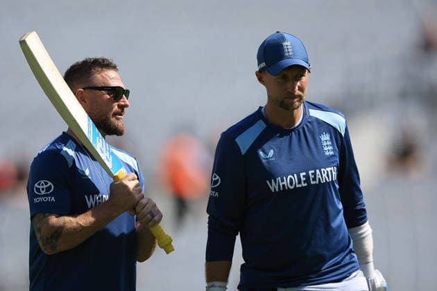 England v New Zealand, International Test Match 2026 England Head Coach Brendon McCullum talks to England Top Order Batter Joe Root (66) ahead of the International Test Match 2026 match between England and New Zealand at the Oval, London, UK on 21 June 2026. London Oval London UK Editorial use only , Copyright: xChrisxFoxwellx PSI-24391-0002