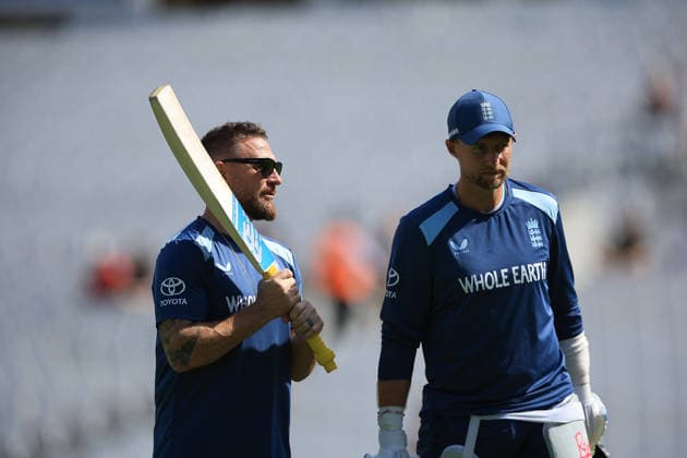 England v New Zealand, International Test Match 2026 England Head Coach Brendon McCullum talks to England Top Order Batter Joe Root (66) ahead of the International Test Match 2026 match between England and New Zealand at the Oval, London, UK on 21 June 2026. London Oval London UK Editorial use only , Copyright: xChrisxFoxwellx PSI-24391-0004