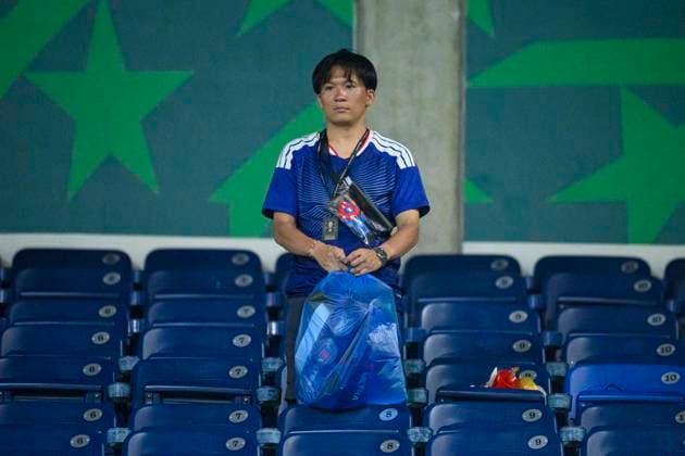 Fußball, FIFA WM 2026, Tunesien - Japan, Japanische Fans sammeln Müll auf der Tribüne #2 June 29, 2026, Monterrey, Nuevo Leon, Mexico: Japan fans clear trash from the stands after the FIFA World Cup, WM, Weltmeisterschaft, Fussball 2026 match between Tunisia and Japan. Tunisia hosted Japan at Monterrey Stadium on June 20, 2026 in Monterrey, Mexico Soccer 2026: Tunisia 0:4 Japan - FIFA World Cup 2026  - ZUMAf196 20260629_zsp_f196_052 Copyright: xMartinxFonsecax