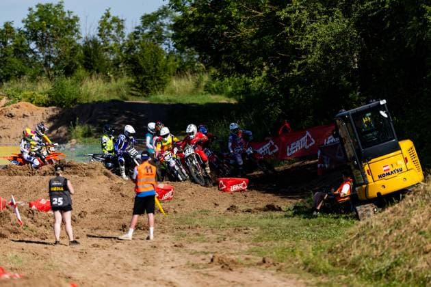 20.06.2026, GER, Motorsport Motocross Supercross, Maenner Frauen Junioren, Saison 2026, SX Series - Amateur Supercross, 1. Meisterschaftslauf Gräfentonna Start der SX 2 Klasse Finallauf, Kimi Schmidt Niklas Ihring 99958 Gemeinde Tonna OT Gräfent MX SX Motocrossstrecke Trai Thüringen Deutschland *** June 20, 2026, GER, Motorsports