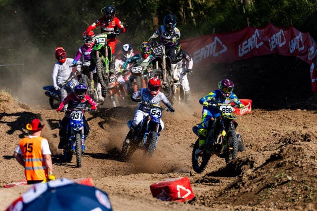 20.06.2026, GER, Motorsport Motocross Supercross, Maenner Frauen Junioren, Saison 2026, SX Series - Amateur Supercross, 1. Meisterschaftslauf Gräfentonna Start zum Finallauf der SX Pro, in Führung Elias Stapel vor Kevin Winkle und Marco Fleissig 99958 Gemeinde Tonna OT Gräfent MX SX Motocrossstrecke Trai Thüringen Deutschland *** June 20, 2026, GER, Motorsports