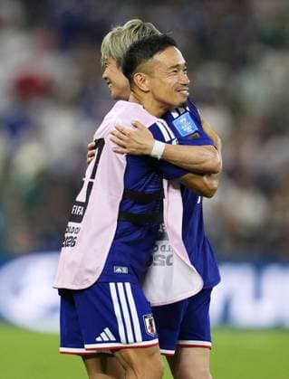 Fußball, FIFA WM 2026, Tunesien - Japan #7 Football: 2026 World Cup Japan s Junya Ito (R) hugs Yuto Nagatomo after scoring the team s third goal in the second half of a World Cup Group F football match against Tunisia at Monterrey Stadium in Guadalupe, Mexico, on June 20, 2026.  A14AA0005619692P