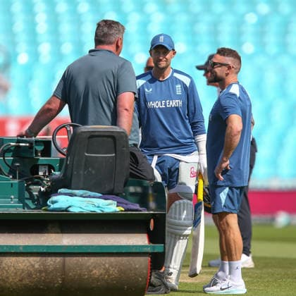 LONDON, ENGLAND - JUNE 21: Head groundsman Lee Fortis (L) speaks to Joe Root (C) and head coach Brendon McCullum of England before day 5 of the 2nd Rothesay Test Match between England and New Zealand at The Kia Oval on June 21, 2026 in London, England.  Copyright: xJayxPatel SPPx Sportspressphoto_SPR172497