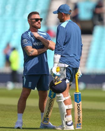 LONDON, ENGLAND - JUNE 21: Head coach Brendon McCullum of England (L) speaks to Joe Root (R) before day 5 of the 2nd Rothesay Test Match between England and New Zealand at The Kia Oval on June 21, 2026 in London, England.  Copyright: xJayxPatel SPPx Sportspressphoto_SPR172498