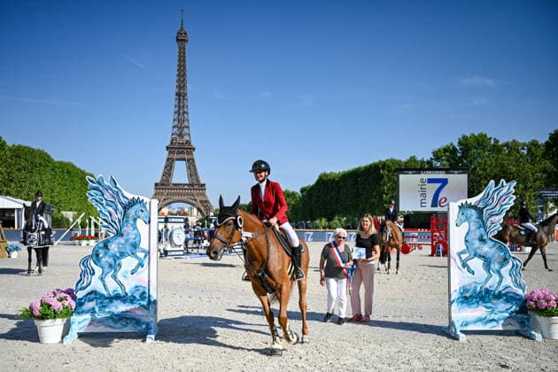 Caroline Baudry sème sur In Love des Majuros à la remise du Prix Mairie du 7ème de la 12ème édition Longines Paris Eiffel Jumping au pied de la Tour Eiffel sur le Champ-de-Mars à Paris, France, le 212 juin 2026. Perusseau-Veeren Bestimage 7th Arrondissement Town Hall Prize during the 12th edition of the Longines Paris Eiffel Jumping at Champ-de-Mars near Eiffel Tower in Paris, France, on June 21, 2026. Paris France  Copyright: xPerusseau-Veerenx xBestimagexPerusseau-Veerenx xBestimagex