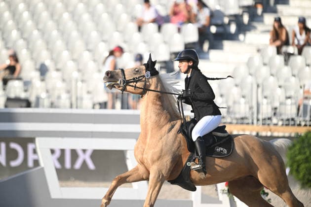 Tess Carmichael sur BERLIN S KOJAK participe au Prix Mairie du 7ème de de la 12ème édition Longines Paris Eiffel Jumping au pied de la Tour Eiffel sur le Champ-de-Mars à Paris, France, le 212 juin 2026. Perusseau-Veeren Bestimage 7th Arrondissement Town Hall Prize during the 12th edition of the Longines Paris Eiffel Jumping at Champ-de-Mars near Eiffel Tower in Paris, France, on June 21, 2026. Paris France  Copyright: xPerusseau-Veerenx xBestimagexPerusseau-Veerenx xBestimagex