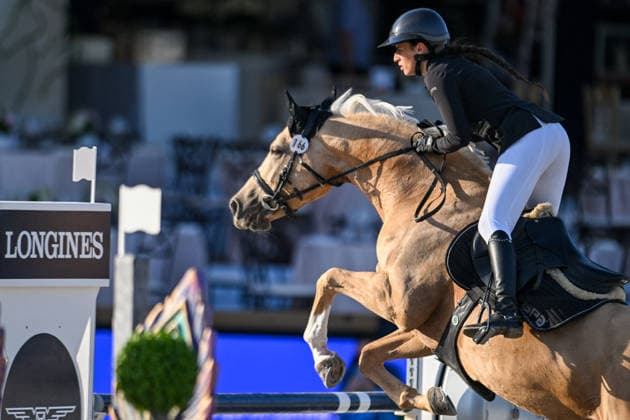 Tess Carmichael sur BERLIN S KOJAK participe au Prix Mairie du 7ème de de la 12ème édition Longines Paris Eiffel Jumping au pied de la Tour Eiffel sur le Champ-de-Mars à Paris, France, le 212 juin 2026. Perusseau-Veeren Bestimage 7th Arrondissement Town Hall Prize during the 12th edition of the Longines Paris Eiffel Jumping at Champ-de-Mars near Eiffel Tower in Paris, France, on June 21, 2026. Paris France  Copyright: xPerusseau-Veerenx xBestimagexPerusseau-Veerenx xBestimagex