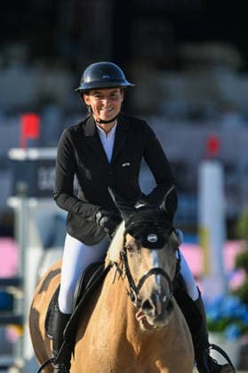 Tess Carmichael sur BERLIN S KOJAK participe au Prix Mairie du 7ème de de la 12ème édition Longines Paris Eiffel Jumping au pied de la Tour Eiffel sur le Champ-de-Mars à Paris, France, le 212 juin 2026. Perusseau-Veeren Bestimage 7th Arrondissement Town Hall Prize during the 12th edition of the Longines Paris Eiffel Jumping at Champ-de-Mars near Eiffel Tower in Paris, France, on June 21, 2026. Paris France  Copyright: xPerusseau-Veerenx xBestimagexPerusseau-Veerenx xBestimagex