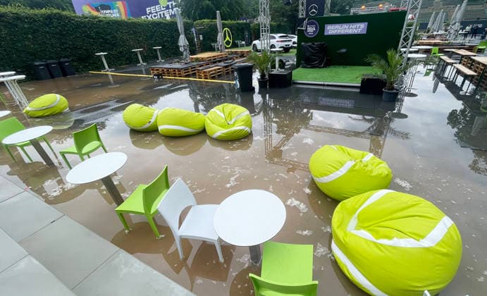 Regen, Unwetter flutet den Zuschauerbereich, Regenpause, das Finale Jessica Pegula (USA) gegen Linda Noskova (CZE) muss zeitlich verschoben werden VANDA Pharmaceuticals Berlin Tennis Open Damen 21.06.2026 *** Rain and a storm flood the spectator area; play is suspended due to rain; the final between Jessica Pegula (USA) and Linda Noskova (CZE) must be rescheduled. Sports
