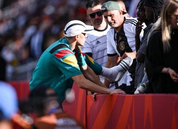 Fussball FIFA WM 2026 Vorrunde Gruppe E in Toronto Deutschland - Elfenbeinkueste 20.06.2026 Nico Schlotterbeck (Deutschland) steigt nach dem Spiel in Badelatschen zu seiner Familie auf die Tribuene. *** Soccer