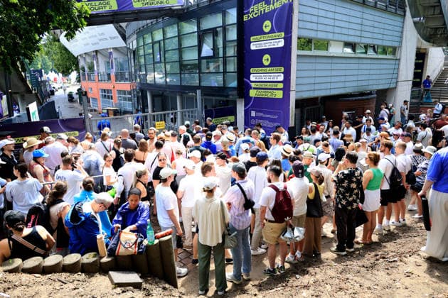 DEU, BERLIN TENNIS OPEN 2026, 21.06.2026, Rot-Weiss Tennisanlage, Steffi-Graf-Stadion, Berlin, DEU, BERLIN TENNIS OPEN 2026, im Bild Starkregen ueber der Tennisanlage, Zuschauer, Besucher, Fans müssen draussen bleiben , *** DEU, BERLIN TENNIS OPEN 2026, June 21, 2026, Rot Weiss Tennis Complex, Steffi Graf Stadium, Berlin, DEU, BERLIN TENNIS OPEN 2026, pictured nordphotoxGmbHx xEngler nph00076