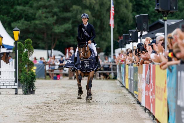 LUHMÜHLEN - Longines Horse Trail 2026, LUHMÜHLEN - Longines Horse Trail 2026 HARRIS Caroline (GBR), D. Day Siegerehrung Prize giving ceremony Teilprüfung Springen Show Jumping CCI5*-L Luhmühlen, Turniergelände 21. June 2026 - *** LUHMÜHLEN Longines Horse Trail 2026, LUHMÜHLEN Longines Horse Trail 2026 HARRIS Caroline GBR, D Day Prize Giving Ceremony, Show Jumping CCI5 L Luhmühlen, Competition Grounds, June 21, 2026,detected_source_language