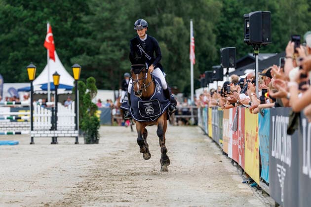 LUHMÜHLEN - Longines Horse Trail 2026, LUHMÜHLEN - Longines Horse Trail 2026 HARRIS Caroline (GBR), D. Day Siegerehrung Prize giving ceremony Teilprüfung Springen Show Jumping CCI5*-L Luhmühlen, Turniergelände 21. June 2026 - *** LUHMÜHLEN Longines Horse Trail 2026, LUHMÜHLEN Longines Horse Trail 2026 HARRIS Caroline GBR, D Day Prize Giving Ceremony, Show Jumping CCI5 L Luhmühlen, Competition Grounds, June 21, 2026,detected_source_language