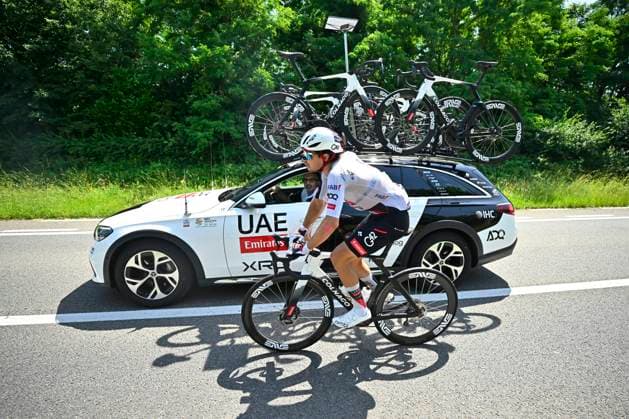 Baloise Belgium Tour 2026 Stage 5 HOEILAART, BELGIUM - JUNE 21 : Oliveira Rui (POR) of UAE Team Emirates - XRG with the team car during stage 5 of the 95th edition of Baloise Tour of Belgium an UCI ProSeries 2.Pro cycling road race stage for Men Elite of 183.6 km with start in Gingelom and finish in Hoeilaart on June 21, 2026 in Hoeilaart, Belgium, 21 06 2026 ( Motordriver Stephan Boone - Hoeilaart Belgium  Copyright: xTomasxSiskx