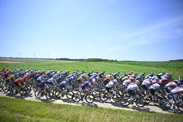 Baloise Belgium Tour 2026 Stage 5 HOEILAART, BELGIUM - JUNE 21 : Illustration picture of the start of the race during stage 5 of the 95th edition of Baloise Tour of Belgium an UCI ProSeries 2.Pro cycling road race stage for Men Elite of 183.6 km with start in Gingelom and finish in Hoeilaart on June 21, 2026 in Hoeilaart, Belgium, 21 06 2026 ( Motordriver Stephan Boone - Hoeilaart Belgium  Copyright: xTomasxSiskx