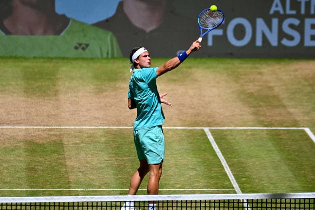 Daniel Altmaier (GER) spielt einen hohen Ball mit der Rueckhand TERRA WORTMANN Open 2026, Tennis, ATP, Tennis Herren Tennis Herren 500, Turnier, Hauptfeld, Finale, Doppel, 21.06.2026, TERRA WORTMANN Open 2026, Tennis, ATP, Tennis Herren 500, Turnier, Hauptfeld, Finale, Doppel, 21.06.2026 Halle *** Daniel Altmaier (GER) hits a high ball with his backhand at the TERRA WORTMANN Open 2026, Tennis, ATP, Mens 500, Tournament, Main Draw, Final, Doubles, June 21, 2026, TERRA WORTMANN Open 2026, Tennis, ATP, Men’s 500, Tournament, Main Draw, Final, Doubles, June 21, 2026, Indoor,detected_source_language Copyright: xEibner-Pressefoto RobertxGertzenx EP_RGN