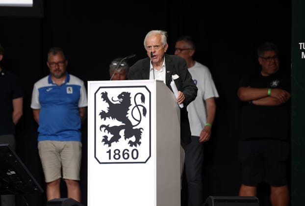 Mitgliederversammlung des TSV München von 1860 e.V, TSV 1860 München, Kulturhalle Zenith Hier im Bild Michael Graeter am Rednerpult, der sich zum Verwaltungsrat aufstellen lies, Wahl in den Verwaltungsrat *** General Meeting of TSV München von 1860 e.V., TSV 1860 München, Kulturhalle Zenith. Pictured here is Michael Graeter at the lectern, who ran for a seat on the Board of Directors; election to the Board of Directors,detected_source_language