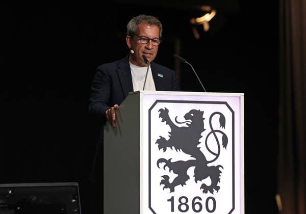 Mitgliederversammlung des TSV München von 1860 e.V, TSV 1860 München, Kulturhalle Zenith Gernot Mang, Präsident (TSV 1860 München) am Rednerpult, Ansprache, Rede *** General Meeting of TSV München von 1860 e.V., TSV 1860 Munich, Kulturhalle Zenith; Gernot Mang, President of TSV 1860 Munich, at the lectern; address; speech,detected_source_language