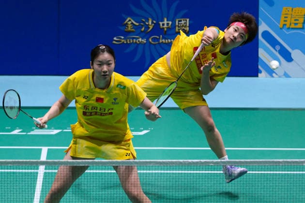 (260621) -- MACAO, June 21, 2026 -- Chen Fanshutian (L) Liu Jiayue of China compete during the women s doubles final against Bao Lijing Cao Zihan of China at Macao Open badminton tournament 2026 in Macao, south China, June 21, 2026. Cheong Kam Ka) (SP)CHINA-MACAO-BADMINTON-MACAO OPEN 2026-WOMEN S DOUBLES FINAL (CN) ZhangxJinjia 