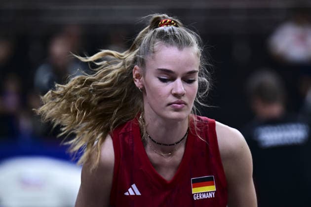 Germany v Brazil - 2026 FIVB Volleyball Women s Nations League ANKARA, TURKIYE - JUNE 21: Germany s Camilla Weitzel (21) warms up before the second-week match between Germany and Brazil in the 2026 FIVB Volleyball Women s Nations League at Ankara Sports Hall in Ankara, Turkiye, on June 21, 2026. Mehmet Futsi Anadolu Ankara Turkey. Editorial use only. Please get in touch for any other usage.  Copyright: x2026xAnadoluxMehmetxFutsix