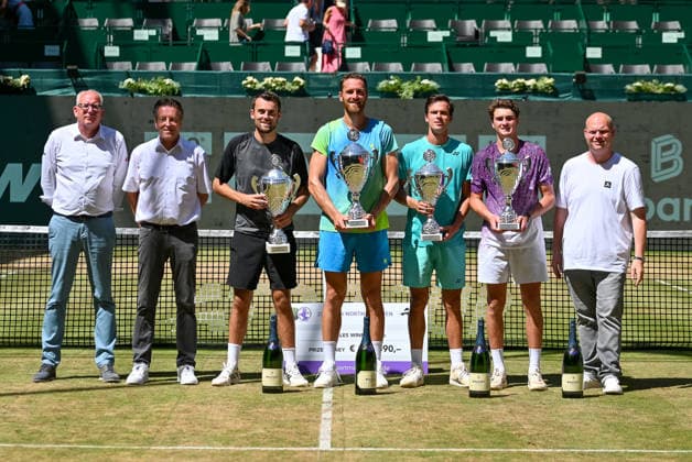 Siegerfoto mit Hans Juergen Ochs ATP, Tennis Herren Supervisor), Ralf Weber (Turnierdirektor) ,Theo Arribage (FRA), Albano Olivetti (FRA), Daniel Altmaier (GER), Joao Fonseca (BRA) und Sven Wortmann (Geschaeftsfuehrer heristo Arena) TERRA WORTMANN Open 2026, Tennis, ATP, Tennis Herren 500, Turnier, Hauptfeld, Finale, Doppel, 21.06.2026, TERRA WORTMANN Open 2026, Tennis, ATP, Tennis Herren 500, Turnier, Hauptfeld, Finale, Doppel, 21.06.2026 Halle *** Winners photo with Hans Juergen Ochs, ATP Supervisor; Ralf Weber, Tournament Director; Theo Arribage (FRA); Albano Olivetti (FRA); Daniel Altmaier (GER); Joao Fonseca (BRA), and Sven Wortmann, Managing Director of heristo Arena TERRA WORTMANN Open 2026, Tennis, ATP, Men’s 500, Tournament, Main Draw, Final, Doubles, June 21, 2026, TERRA WORTMANN Open 2026, Tennis, ATP, Men’s 500, Tournament, Main Draw, Final, Doubles, June 21, 2026, Indoor,detected_source_language Copyright: xEibner-Pressefoto RobertxGertzenx EP_RGN