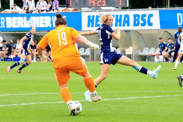 DEU, DFL, 1. FBL Frauen, Hertha BSC vs 1.FC Saarbruecken, 21.06.2026, Amateurstadion, Berlin, DEU, DFL, 1. FBL Frauen, Hertha BSC vs 1.FC Saarbruecken, im Bild ELFIE WELLHAUSEN (Hertha BSC Frauen 11), Nora Clausen (Saarbruecken 19) *** DEU, DFL, 1st Womens Bundesliga, Hertha BSC vs. 1 FC Saarbrücken, June 21, 2026, Amateur Stadium, Berlin, DEU, DFL, 1st Womens Bundesliga, Hertha BSC vs. 1 FC Saarbrücken, pictured nordphotoxGmbHx xEngler nph00076