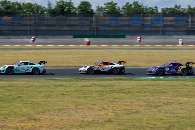 Porsche Sixt Carrera Cup Deutschland, Dekra Lausitzring 2026 21.06.2026 ab 9.00 Uhr Schipkau OT Klettwitz, Dekra Lausitzring Im Foto: 57 Gus Burton (UK) Forch Racing by Atlas Ward, 36 Raphael Rennhofer (AUT) Wimmer Werk 31 Sebastian Freymuth (D) Laptime-Performance Porsche Sixt Carrera Cup Deutschland, Dekra Lausitzring 2026 Schipkau OT Klettwitz Brandenburg Deutschland *** Porsche Sixt Carrera Cup Germany, Dekra Lausitzring 2026, June 21, 2026, starting at 9 Copyright: xEHLxMedia MichelxKöhlerx 20262106-Porsche Carrera Cup -Dekra-Lausitzring_019