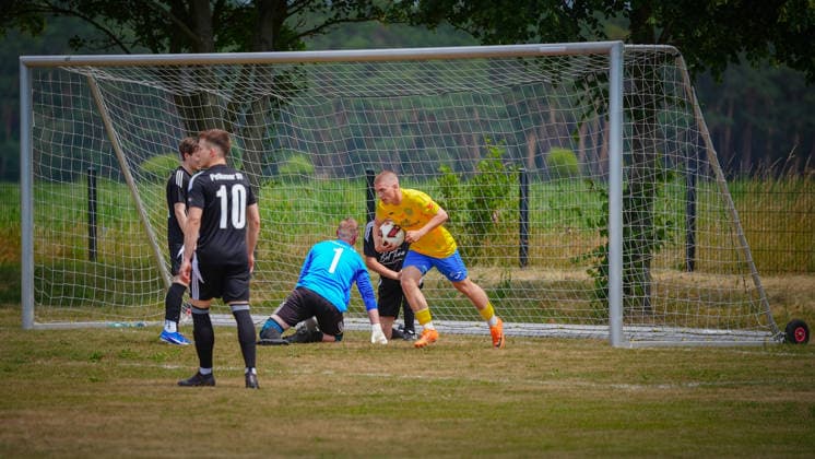 Fußball, Herren, Saison 2026 2027, Freundschaftsspiel, Petkuser SV vs. FSV 63 Luckenwalde, Sonntag 21.06.2026, Sportplatz Petkus, Im Bild: Luca Dahlke (gelb Luckenwalde) erzielt den Führungstreffer Brandenburg Deutschland *** Soccer, Mens, 2026–2027 season, Friendly match, Petkuser SV vs. FSV 63 Luckenwalde, Sunday, June 21, 2026, Petkus Sports Field. Pictured