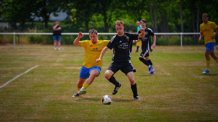 Fußball, Herren, Saison 2026 2027, Freundschaftsspiel, Petkuser SV vs. FSV 63 Luckenwalde, Sonntag 21.06.2026, Sportplatz Petkus, Im Bild: Lucas Will (l. Luckenwalde) Brandenburg Deutschland *** Soccer, Mens, 2026–2027 Season, Friendly Match, Petkuser SV vs. FSV 63 Luckenwalde, Sunday, June 21, 2026, Petkus Sports Field, Pictured