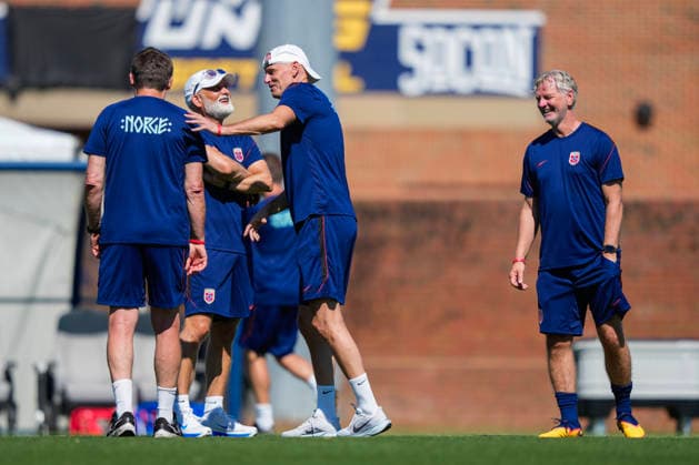 Fotball-VM 2026 Greensboro, USA 20260621. Norges landslagssjef Stale Solbakken, Mental trener Martin Langagergaard og assistenttrener Kent Bergersen under en trening med Norges herrelandslag i fotball pa The University of North Carolina Greensboro (UNCG). Foto: Fredrik Varfjell NTB Greensboro USA EDITORIAL USE ONLY. RESTRICTED USE FOR BETTING COMPANIES Ref:_SPOMnceeswhrq8.jpg *** 2026 FIFA World Cup, Greensboro, USA, June 21, 2026  Copyright: xFredrikxVarfjellx xNTBx