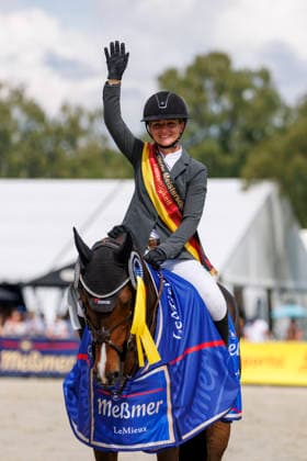 LUHMÜHLEN - Longines Horse Trail 2026, LUHMÜHLEN - Longines Horse Trail 2026 KRAJEWSKI Julia (GER), Uelzener s Nickel Impression am Rande Teilprüfung Springen Show Jumping CCI4*-S Meßmer Trophy Deutsche Meisterschaft 2026 Luhmühlen, Turniergelände 21. June 2026 - *** LUHMÜHLEN Longines Horse Trail 2026, LUHMÜHLEN Longines Horse Trail 2026 KRAJEWSKI Julia GER, Uelzener’s Nickel Impression on the sidelines of the show jumping competition, CCI4 S Meßmer Trophy German Championship 2026, Luhmühlen, competition grounds, June 21, 2026,detected_source_language