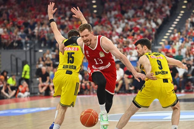 Andreas OBST (FCB), Aktion,Zweikampf gegen Martin HERMANNSSON (Berlin) und Jonas MATTISSECK (Alba Berlin) Basketball BBL,Saison 2025 2026 Play Off Finale Spiel 5, FC Bayern Muenchen - Alba Berlin am 21.06.2026 S A P G A R D EN *** Andreas OBST (FCB), in action, battling for the ball against Martin HERMANNSSON (Berlin) and Jonas MATTISSECK (Alba Berlin) in the BBL 2025–2026 season playoff finals, Game 5, FC Bayern Munich vs. Alba Berlin on June 21, 2026, at SAP GARDEN,detected_source_language