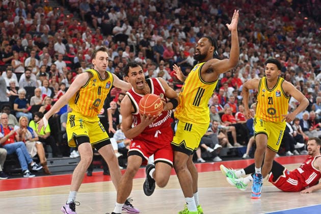 Oscar DA SILVA (FCB), Aktion,Zweikampf gegen Moses WOOD (Berlin,li) und J Wan ROBERTS (Berlin). Basketball BBL,Saison 2025 2026 Play Off Finale Spiel 5, FC Bayern Muenchen - Alba Berlin am 21.06.2026 S A P G A R D EN *** Oscar DA SILVA (FCB), Action, Head-to-Head Battle Against Moses WOOD (Berlin, left) and J Wan ROBERTS (Berlin), Basketball BBL, 2025–2026 Season, Playoff Finals, Game 5, FC Bayern Munich vs. Alba Berlin on June 21, 2026, at SAP GARDEN,detected_source_language