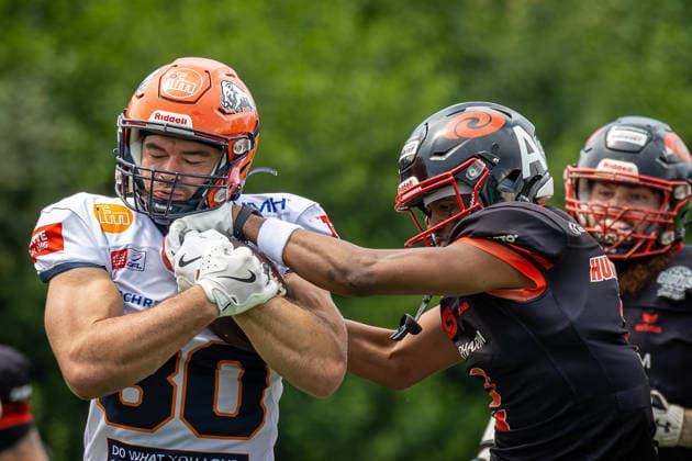 Jaylen Tregle (Saarland Hurricanes, 13 Corner Back) tries to strip the ball from William Enneking (ifm Razorbacks Ravensburg, 80 Tight End) ifm Razorbacks Ravensburg vs Saarland Hurricanes, American Football, German Football League, Week 7, 2026, 21.06.2026, Weingarten TeleData Stadion am Lindenhof Baden Württemberg Germany Copyright: xFootxBowl SebastianxJustx