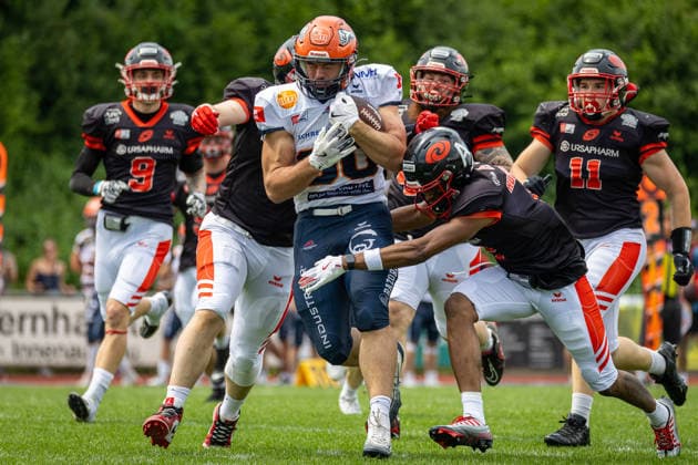 William Enneking (ifm Razorbacks Ravensburg, 80 Tight End) runs the ball, Jaylen Tregle (Saarland Hurricanes, 13 Corner Back) tackles him ifm Razorbacks Ravensburg vs Saarland Hurricanes, American Football, German Football League, Week 7, 2026, 21.06.2026, Weingarten TeleData Stadion am Lindenhof Baden Württemberg Germany Copyright: xFootxBowl SebastianxJustx