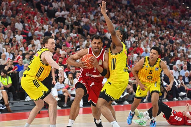 Oscar DA SILVA (FCB), Aktion,Zweikampf gegen Moses WOOD (Berlin,li) und J Wan ROBERTS (Berlin). Basketball BBL,Saison 2025 2026 Play Off Finale Spiel 5, FC Bayern Muenchen - Alba Berlin am 21.06.2026 S A P G A R D EN *** Oscar DA SILVA (FCB), Action, Head-to-Head Battle Against Moses WOOD (Berlin, left) and J Wan ROBERTS (Berlin), Basketball BBL, 2025–2026 Season, Playoff Finals, Game 5, FC Bayern Munich vs. Alba Berlin on June 21, 2026, at SAP GARDEN,detected_source_language
