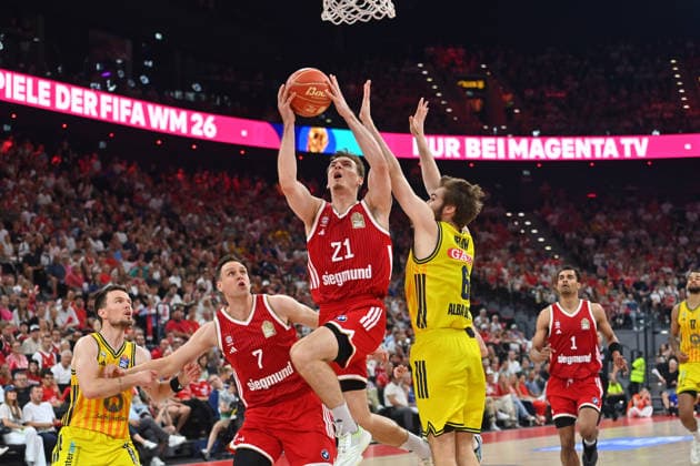 Justus HOLLATZ (FCB), Aktion,Zweikampf gegen Malte DELOW (Alba Berlin), li:fcb07, Basketball BBL,Saison 2025 2026 Play Off Finale Spiel 5, FC Bayern Muenchen - Alba Berlin am 21.06.2026 S A P G A R D EN *** Justus HOLLATZ (FCB), in action, battling Malte DELOW (Alba Berlin), li fcb07, Basketball BBL, 2025–2026 Season Playoff Finals Game 5, FC Bayern Munich vs. Alba Berlin on June 21, 2026, at SAP GARDEN,detected_source_language
