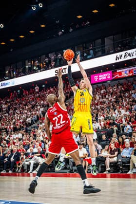 Basketball München 21.06.2026 Saison 2025 2026 EasyCredit BBL 1. Bundesliga Playoffs Finale Spiel 5 Männer, Herren FC Bayern München - Alba Berlin Justin Bean (Alba Berlin, No.34) Isiaha Mike (München, No.22) *** Basketball Munich June 21, 2026 2025–2026 Season EasyCredit BBL 1 Bundesliga Playoffs Finals Game 5 Mens Division FC Bayern Munich vs. Alba Berlin Justin Bean (Alba Berlin, No. 34) Isiaha Mike (Munich, No. 22),detected_source_language