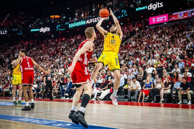 Basketball München 21.06.2026 Saison 2025 2026 EasyCredit BBL 1. Bundesliga Playoffs Finale Spiel 5 Männer, Herren FC Bayern München - Alba Berlin Malte Delow (Alba Berlin, No.06) Niels Giffey (München, No.05) *** Basketball Munich, June 21, 2026; 2025–2026 Season; EasyCredit BBL 1 Bundesliga Playoffs; Finals, Game 5; Mens Division; FC Bayern Munich vs. Alba Berlin; Malte Delow (Alba Berlin, No. 06); Niels Giffey (Munich, No. 05),detected_source_language