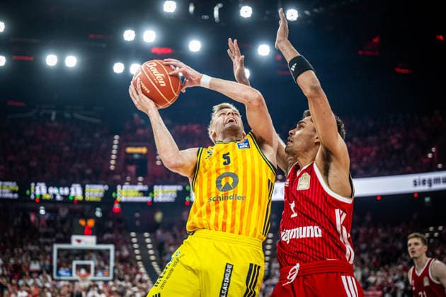 Basketball München 21.06.2026 Saison 2025 2026 EasyCredit BBL 1. Bundesliga Playoffs Finale Spiel 5 Männer, Herren FC Bayern München - Alba Berlin Sam Griesel (Alba Berlin, No.05) Oscar da Silva (München, No.01) *** Basketball Munich June 21, 2026 2025–2026 Season EasyCredit BBL 1 Bundesliga Playoffs Finals Game 5 Mens Division